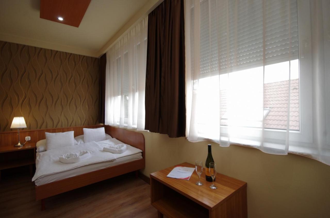 גיולה Aqua Hotel מראה חיצוני תמונה