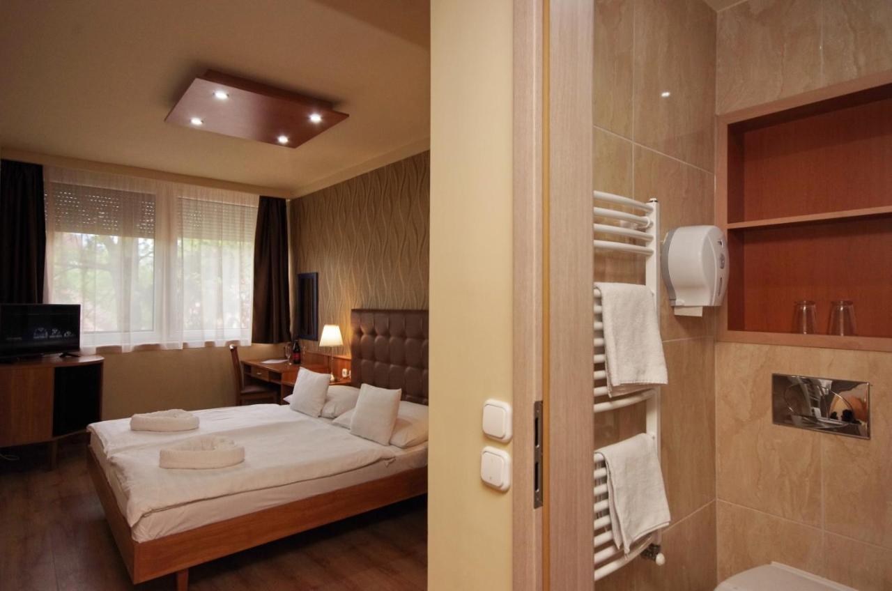 גיולה Aqua Hotel מראה חיצוני תמונה