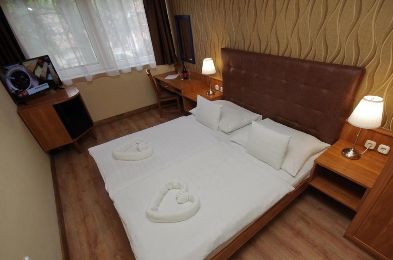 גיולה Aqua Hotel מראה חיצוני תמונה