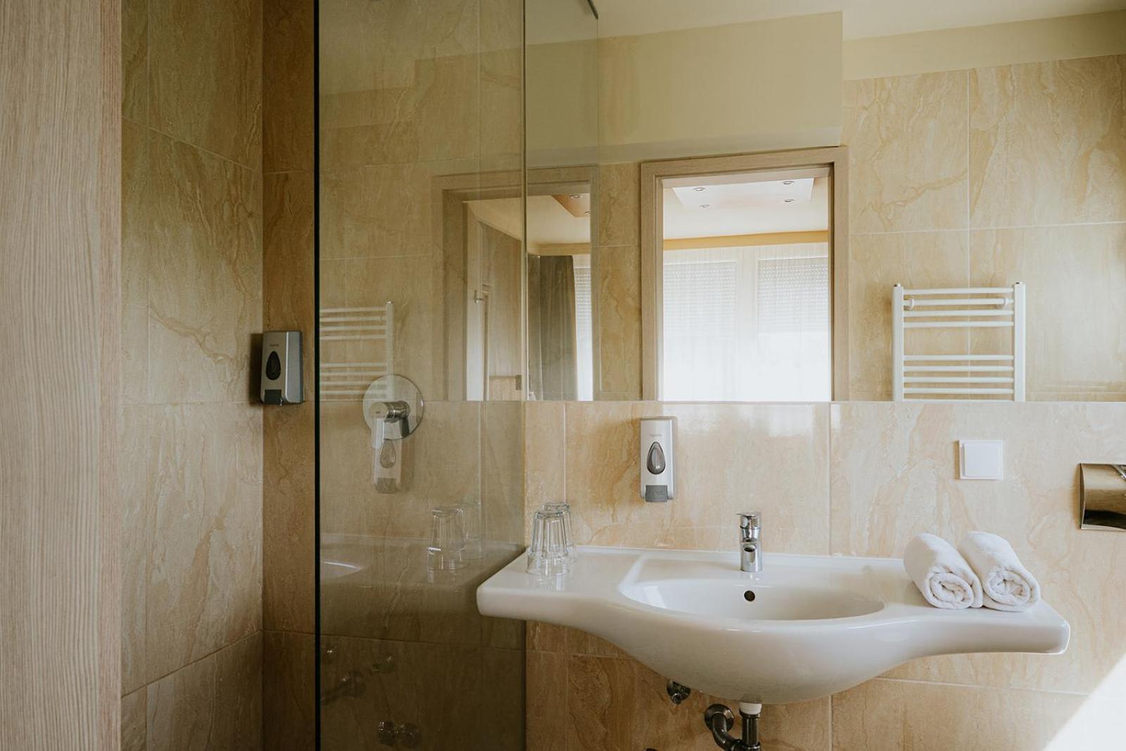 גיולה Aqua Hotel מראה חיצוני תמונה