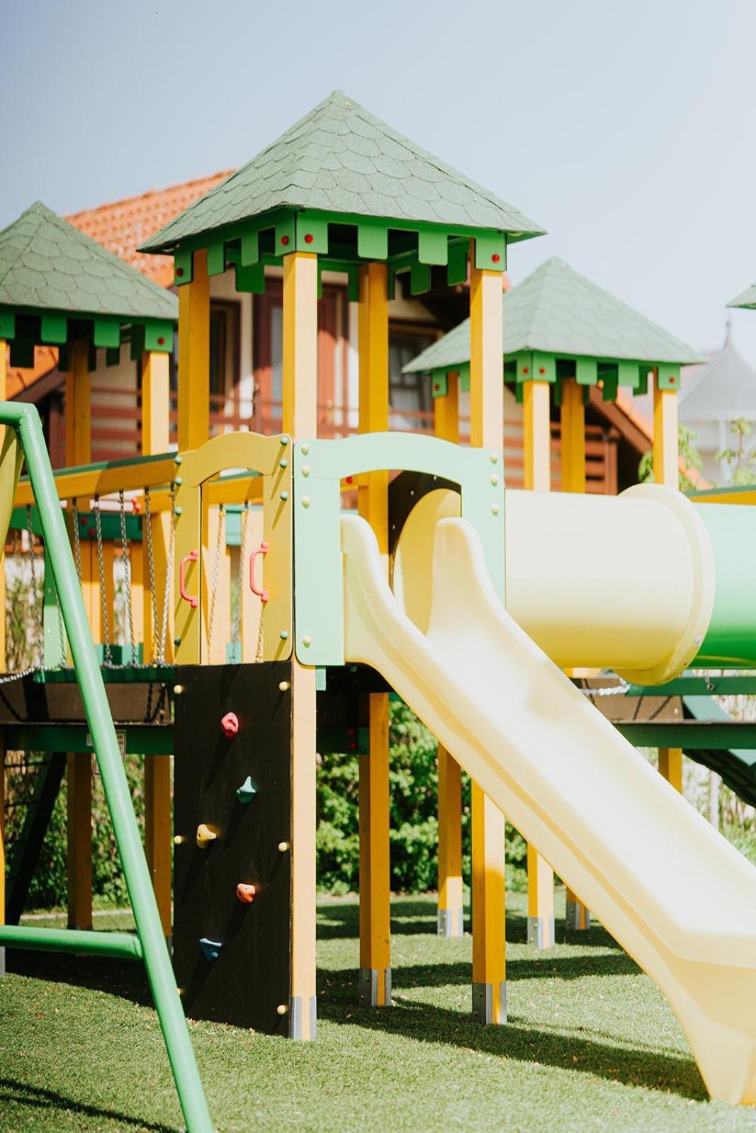 גיולה Aqua Hotel מראה חיצוני תמונה