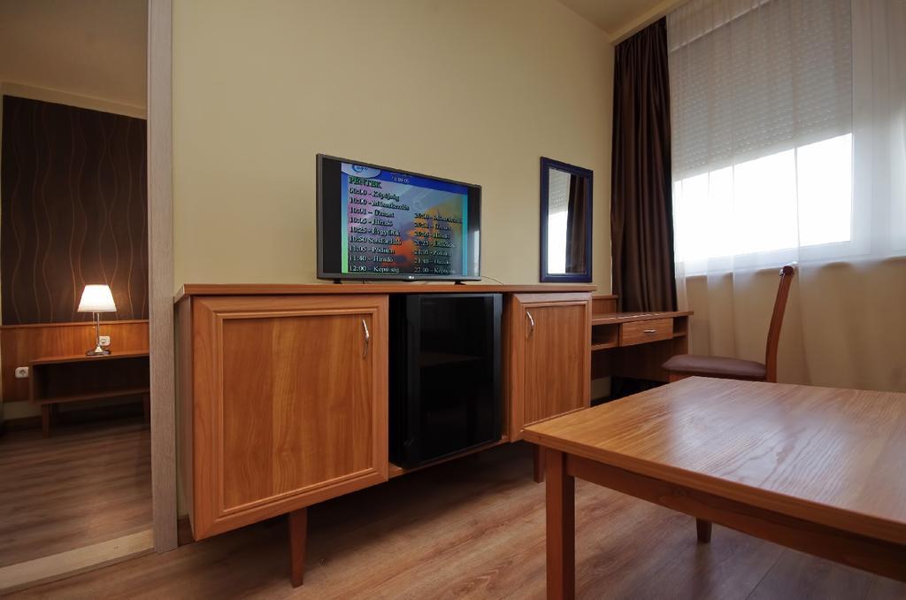 גיולה Aqua Hotel מראה חיצוני תמונה