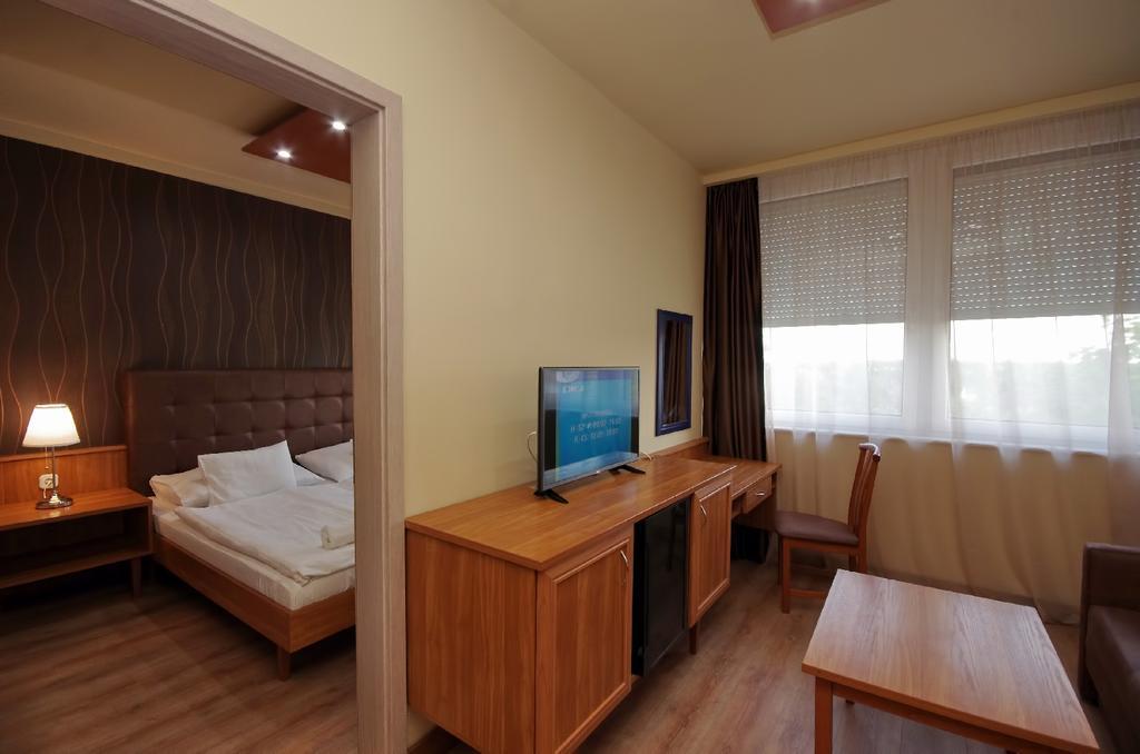 גיולה Aqua Hotel מראה חיצוני תמונה